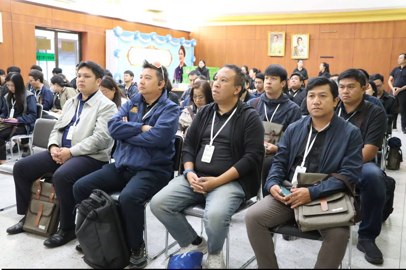 title - นางสาวสิริมา แจ้งกระจ่าง ผู้อำนวยการศูนย์ส่งเสริมและพัฒนาอาชีพเสริมนอกภาคการเกษตร ให้การต้อนรับบุคลากรในโครงการฝึกอบรมเชิงปฏิบัติการ หลักสูตรนักบริหารการชลประทานระดับต้น รุ่นที่ 30 ณ ศูนย์ส่งเสริมและพัฒนาอาชีพเสริมนอกภาคการเกษตร (ศูนย์ศิลปาชีพ บางไทรฯ (เดิม))